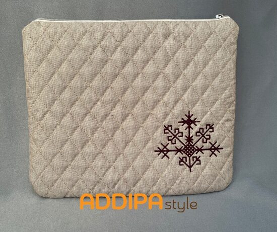 Stepēta planšetdatora soma ar latvisku izšuvumu, somu izmēri 35.5*27.5 cm